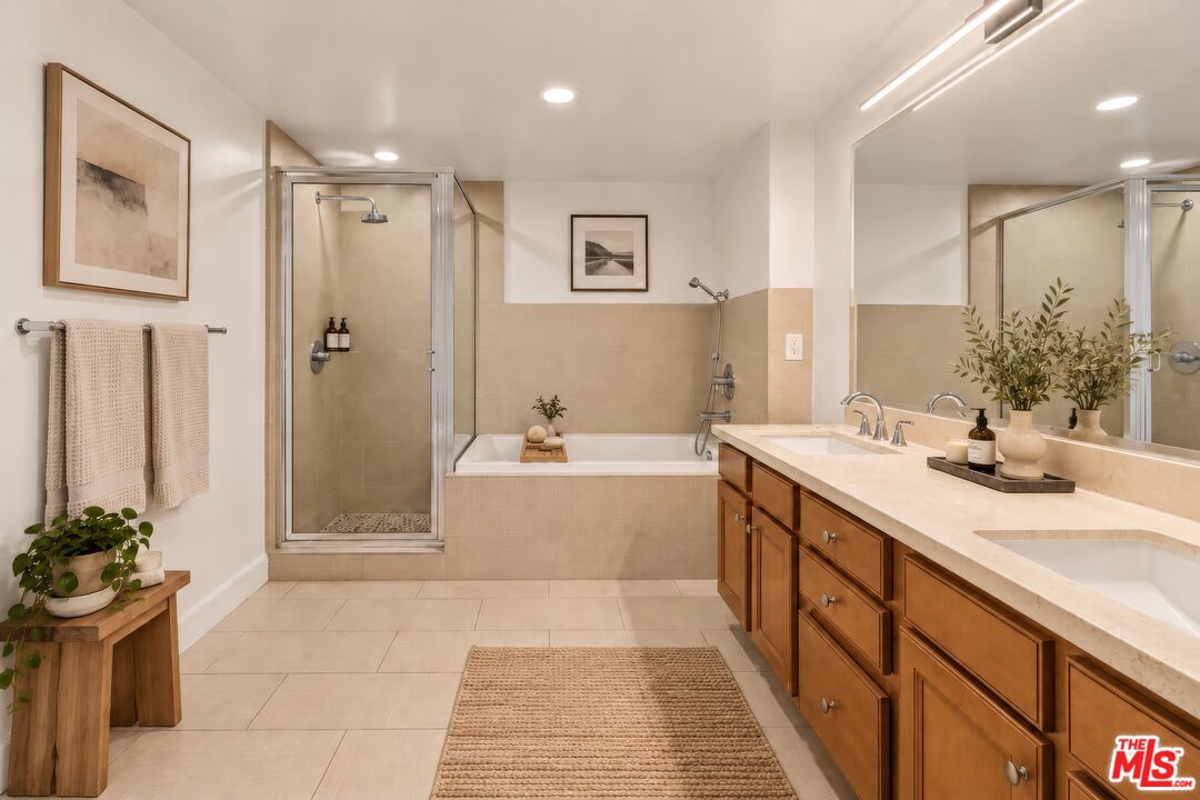 936 N Hudson Ave Unit: 302