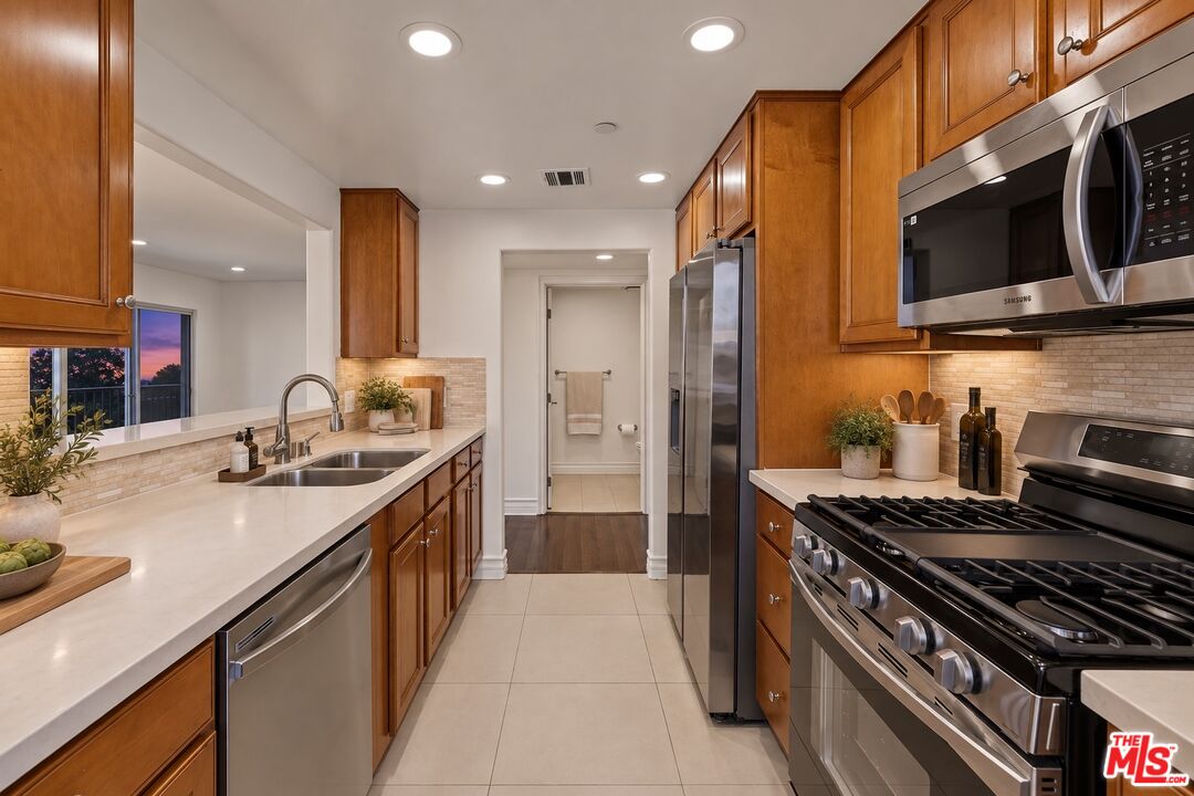 936 N Hudson Ave Unit: 302