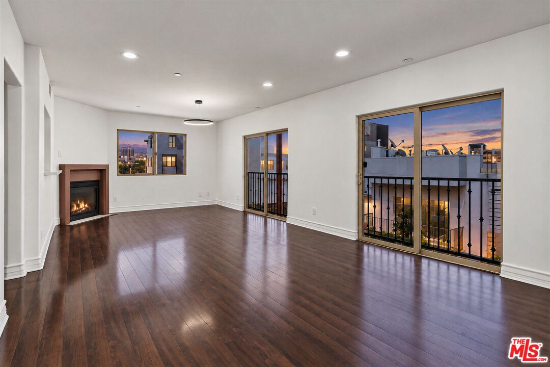 936 N Hudson Ave Unit: 302