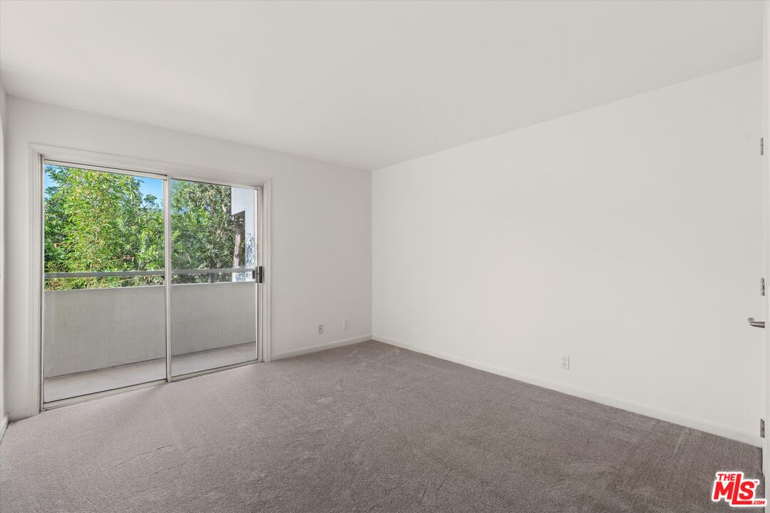 4702 Fulton Ave Unit: 202