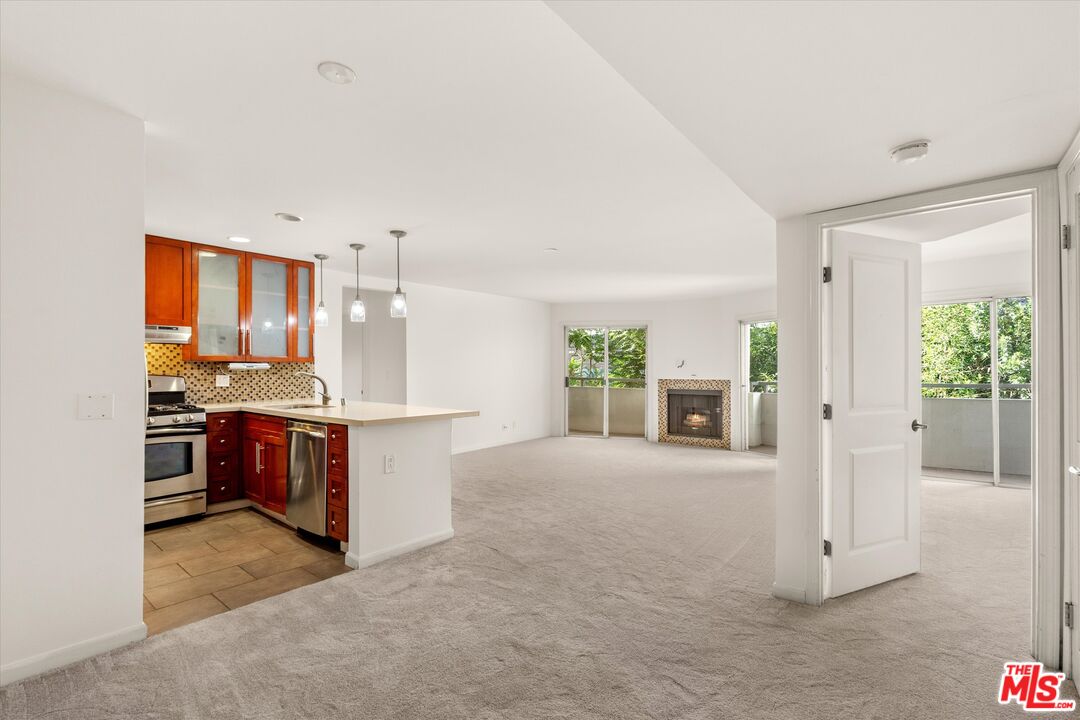 4702 Fulton Ave Unit: 202