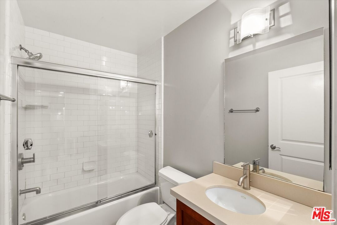 4702 Fulton Ave Unit: 202