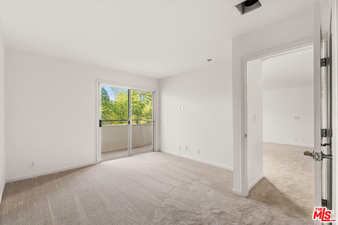 4702 Fulton Ave Unit: 202