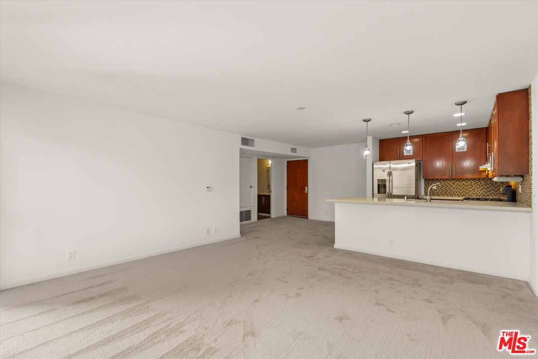 4702 Fulton Ave Unit: 202