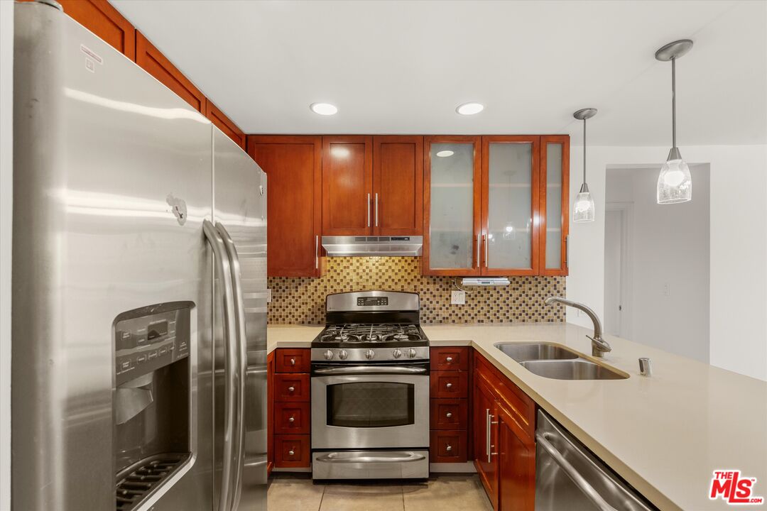 4702 Fulton Ave Unit: 202