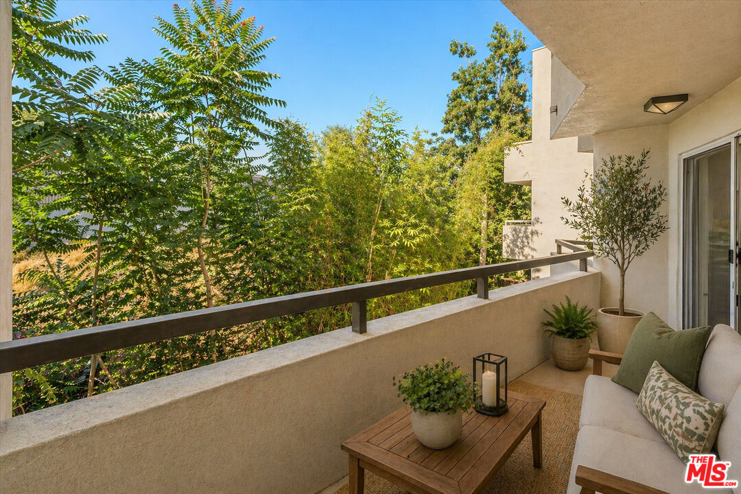 4702 Fulton Ave Unit: 202