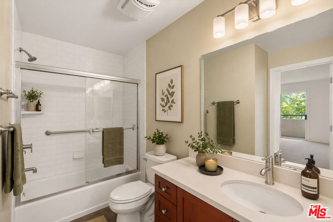 4702 Fulton Ave Unit: 202