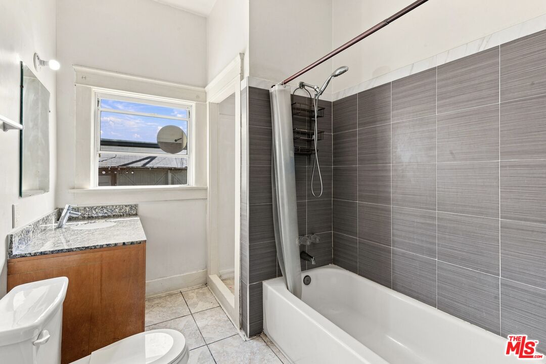 920 W 20th St Unit: 1