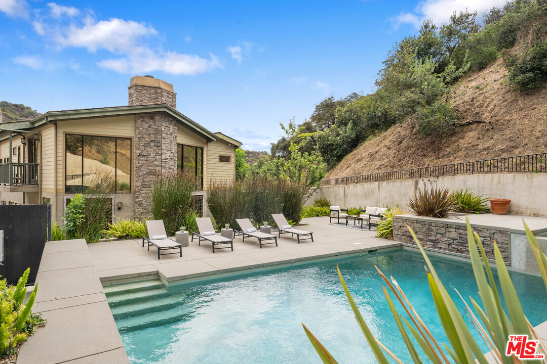 4099 Mandeville Cyn