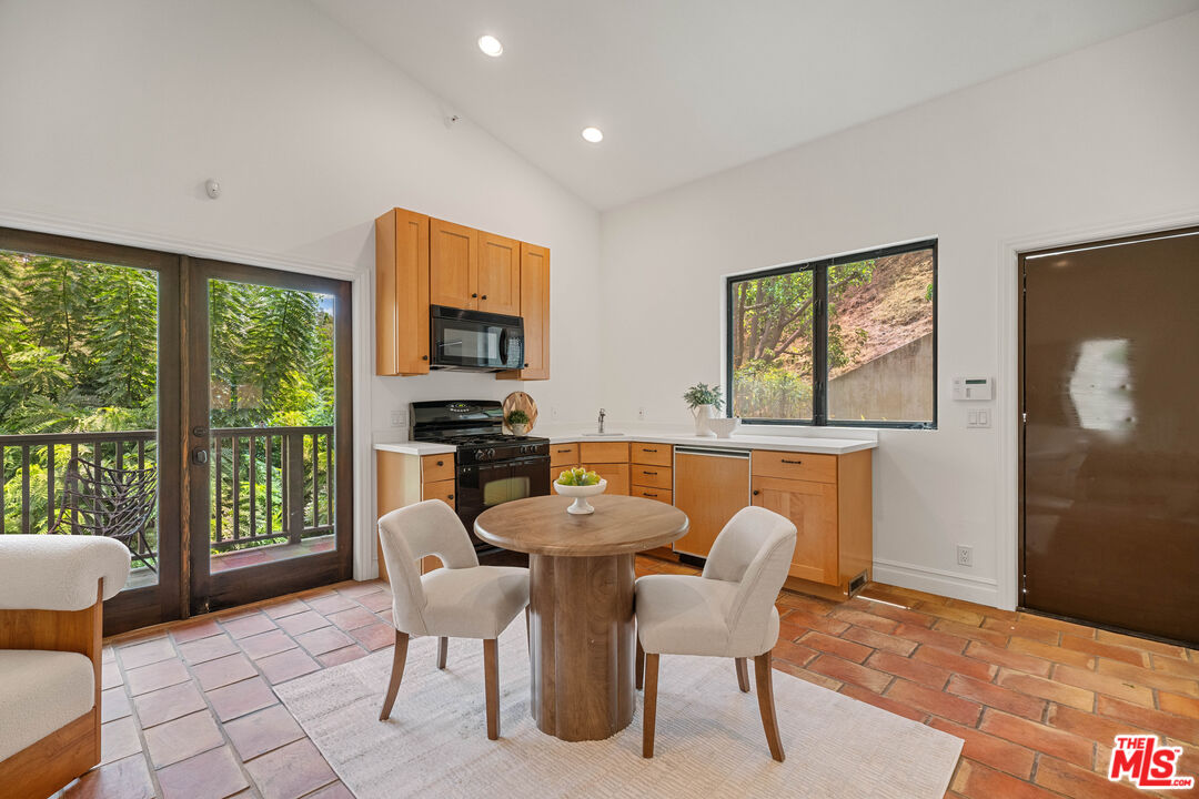 4099 Mandeville Cyn