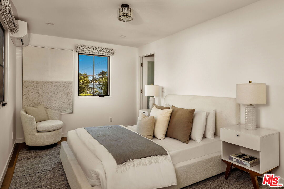 133 N La Jolla Ave