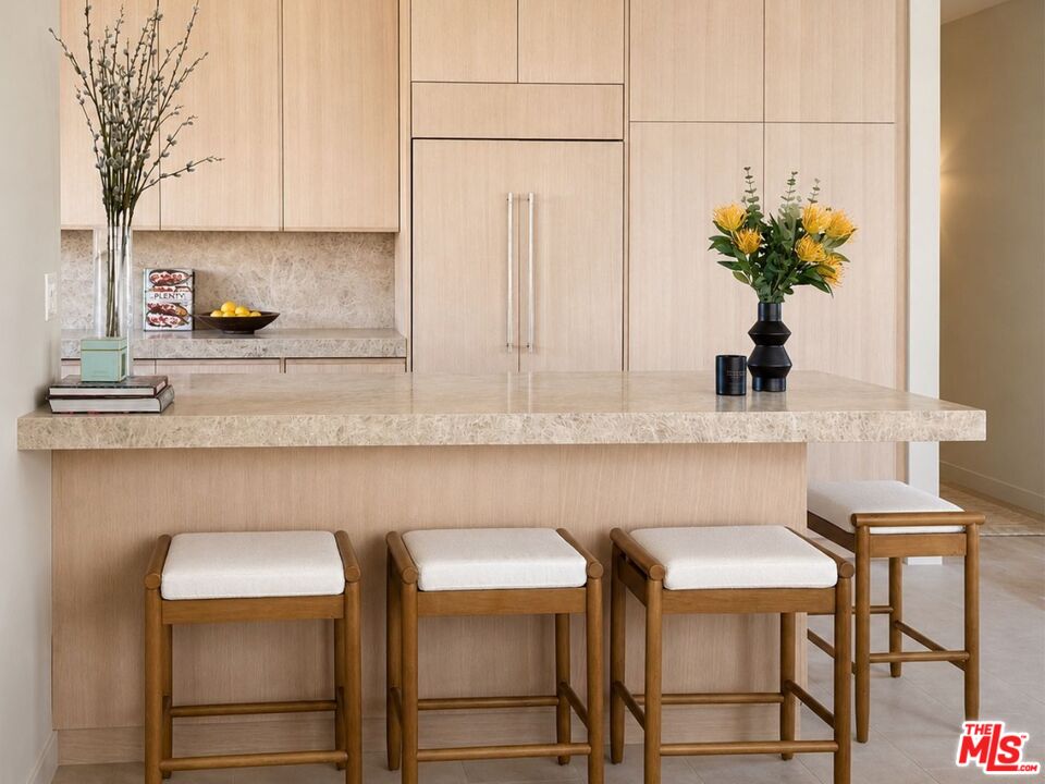126 N Croft Ave Unit: 302
