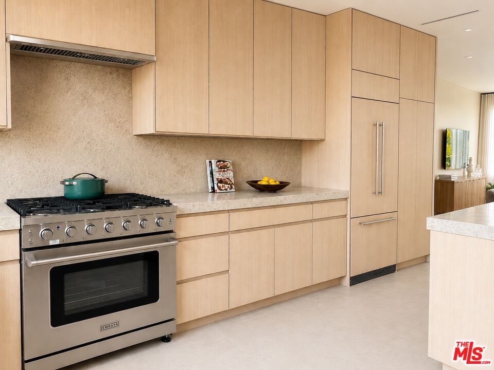 126 N Croft Ave Unit: 302