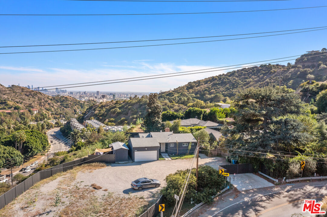 6744 Mulholland Dr