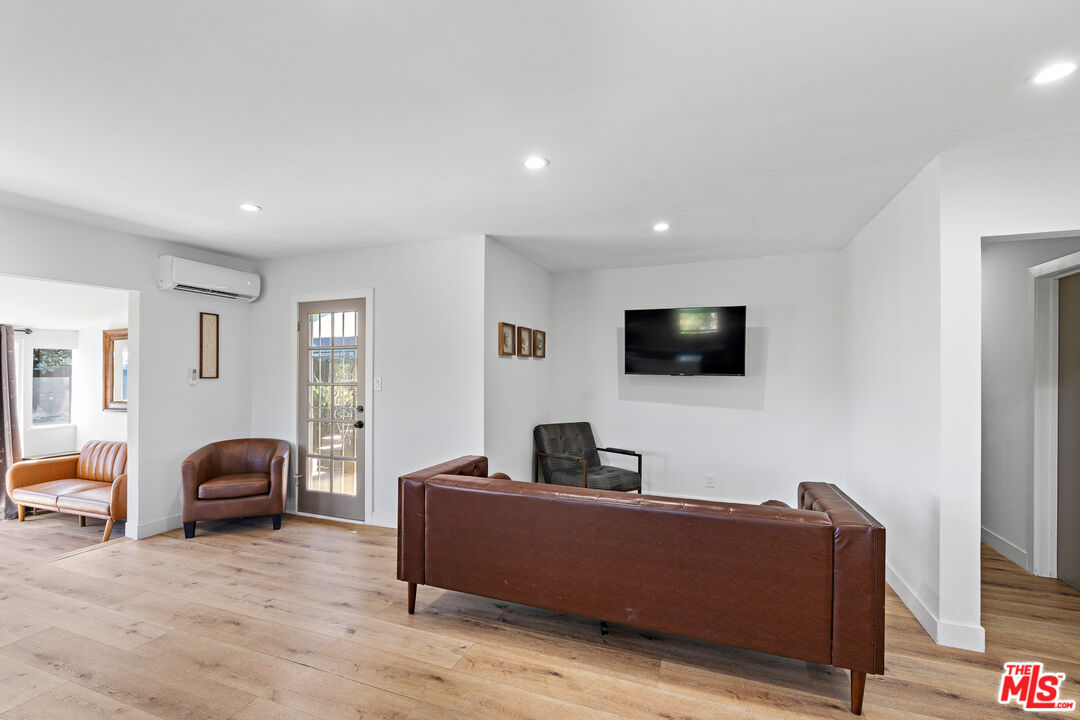 6744 Mulholland Dr