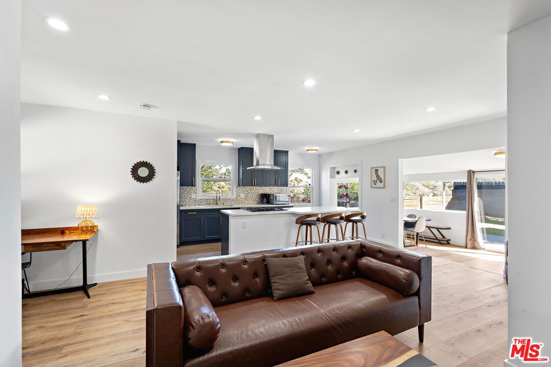 6744 Mulholland Dr