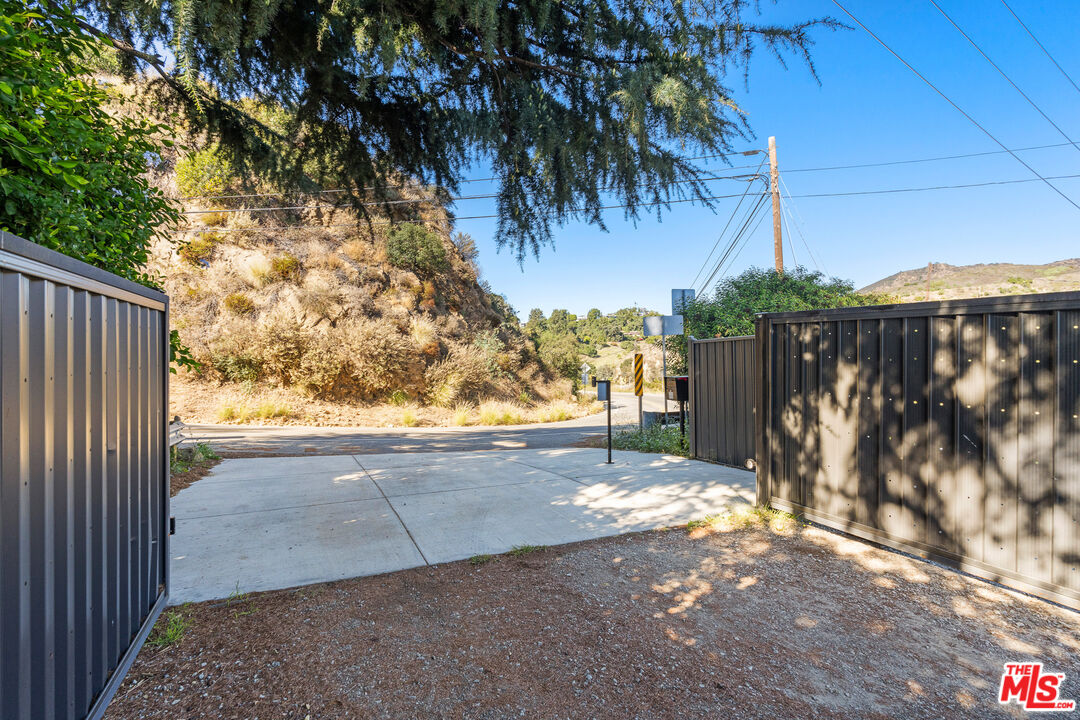 6744 Mulholland Dr