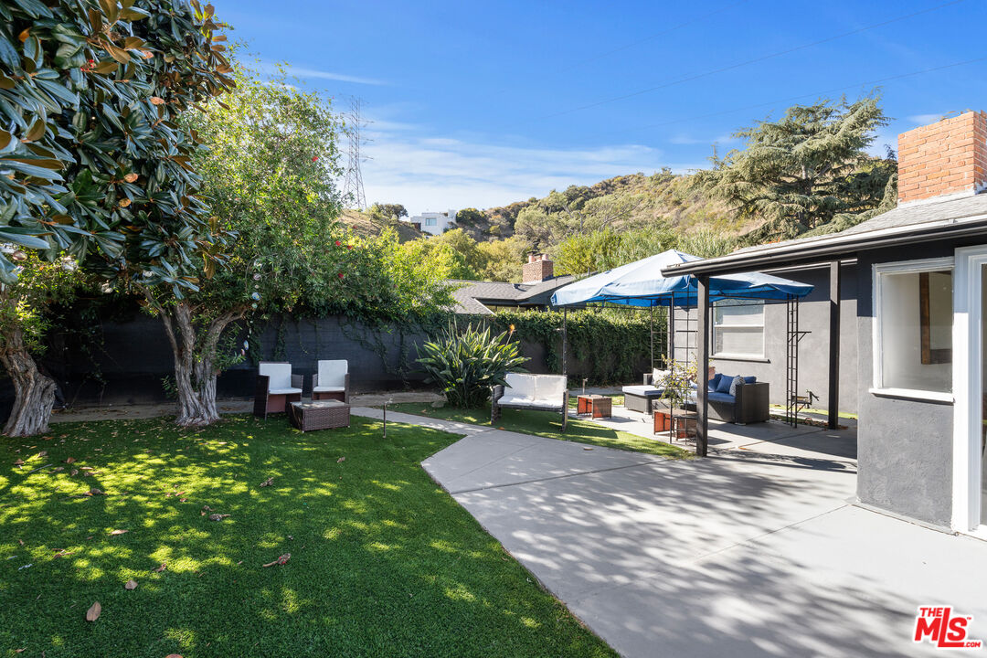 6744 Mulholland Dr