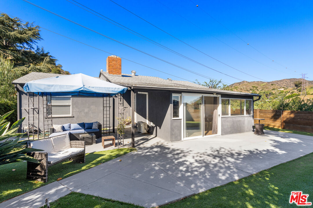 6744 Mulholland Dr