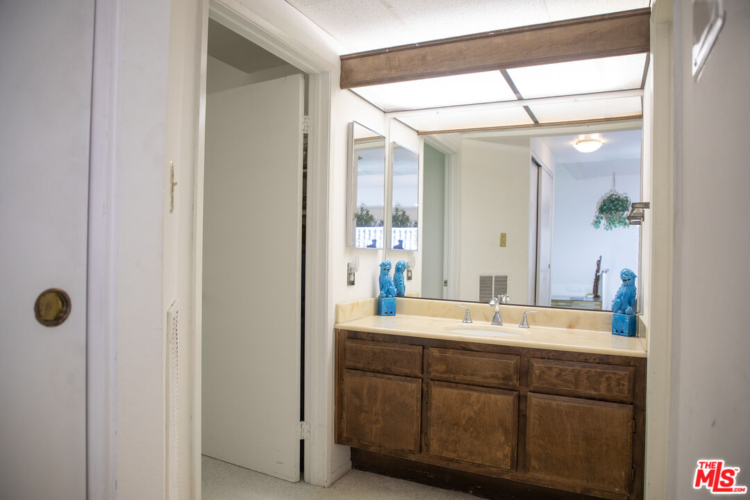 6323 Reseda Blvd Unit: 44