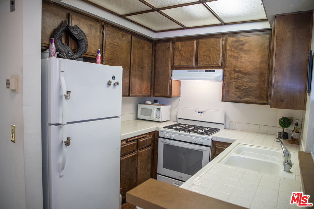 6323 Reseda Blvd Unit: 44