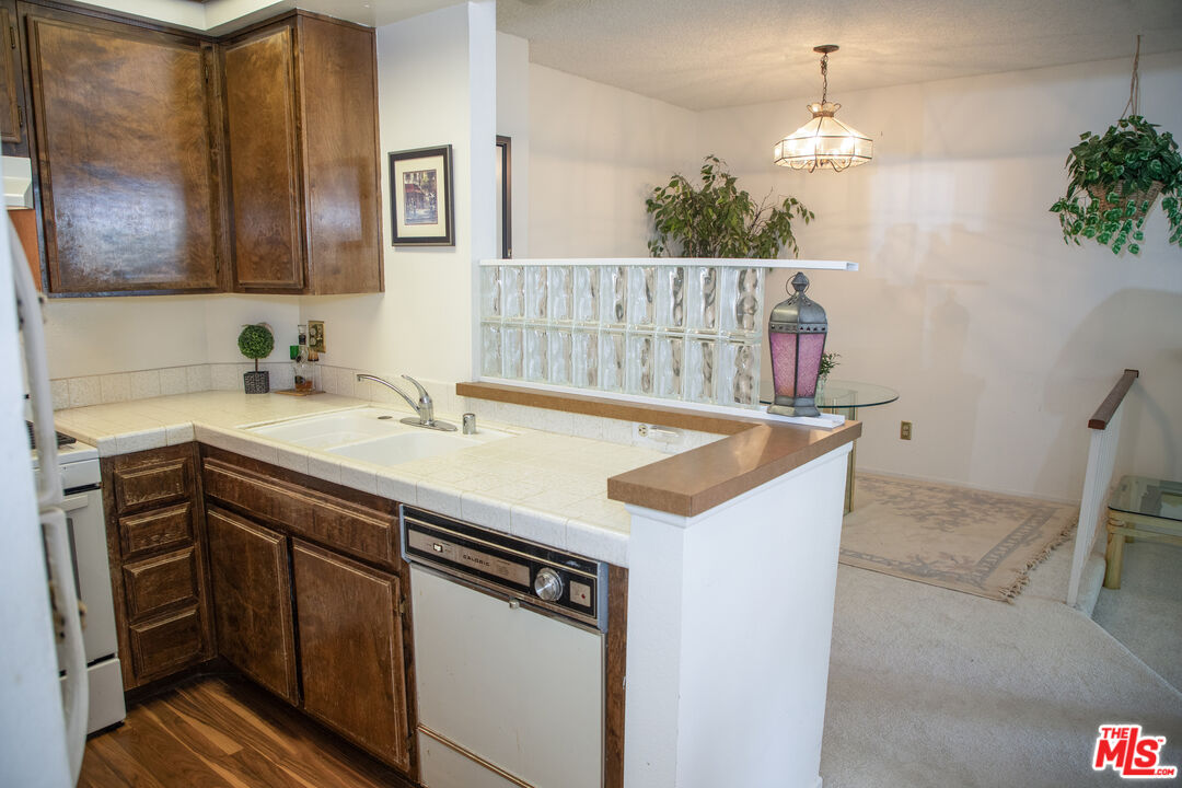 6323 Reseda Blvd Unit: 44