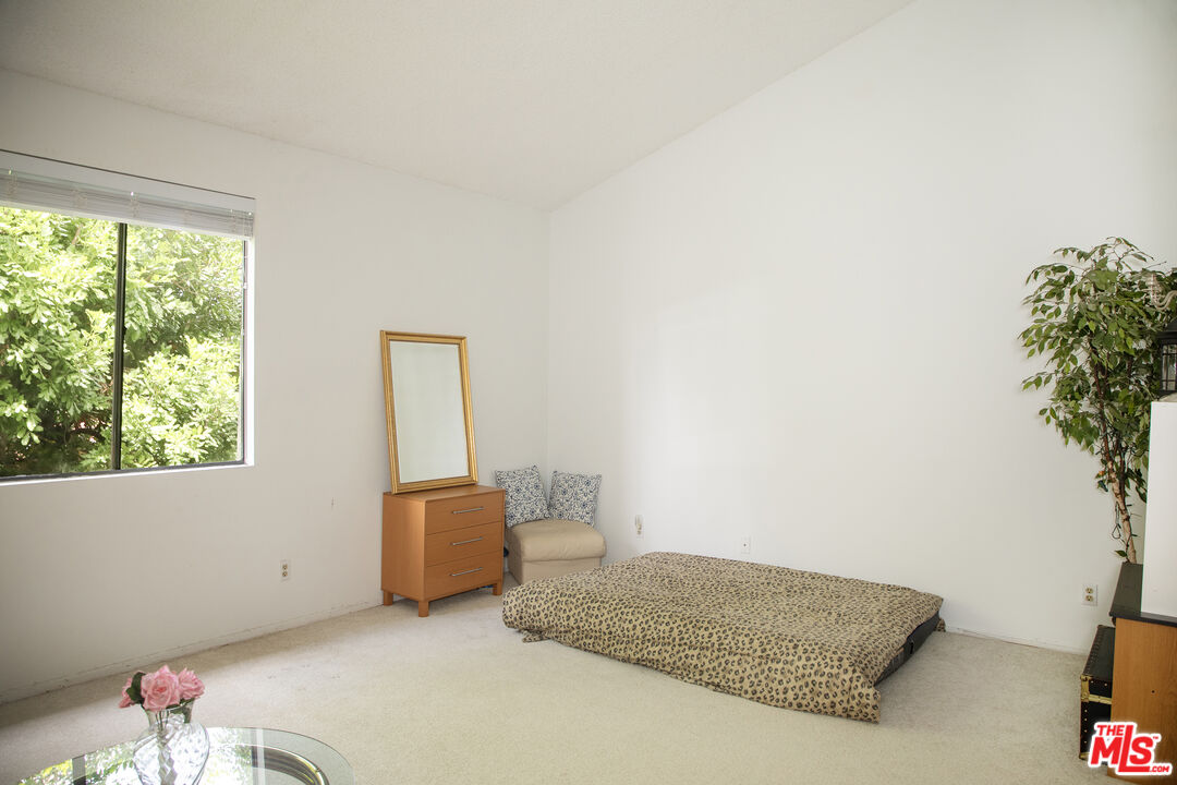 6323 Reseda Blvd Unit: 44
