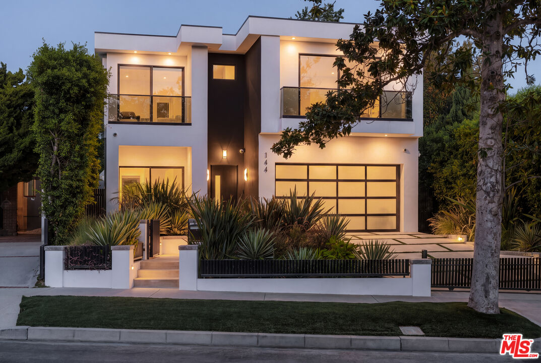 144 N Bowling Green Way