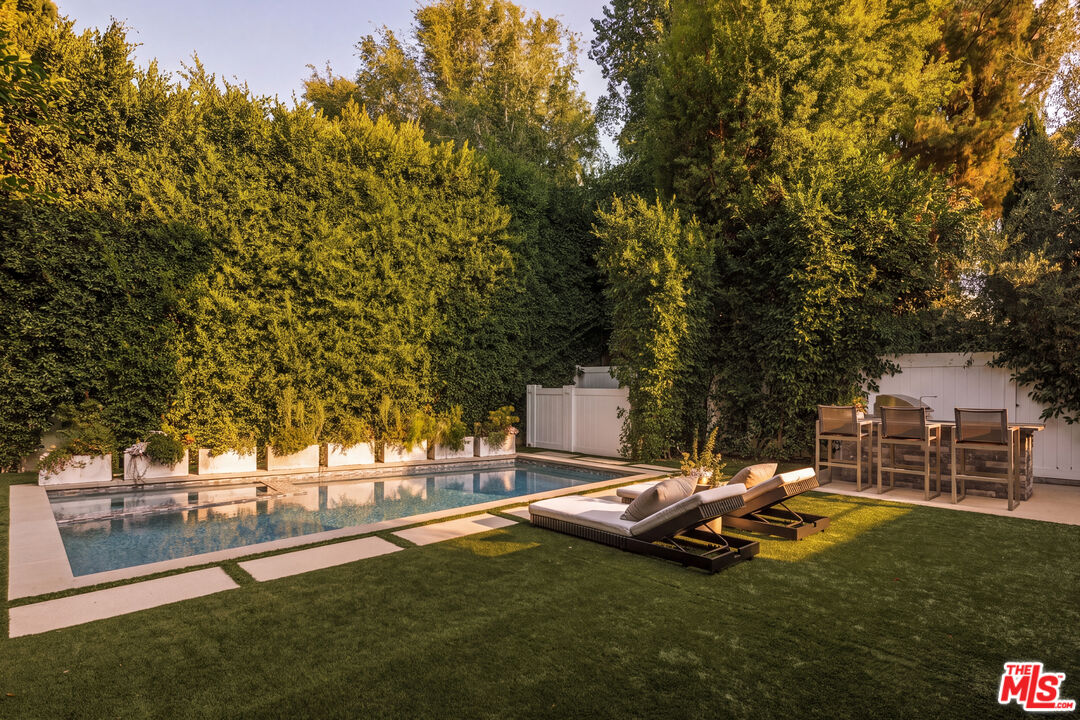 144 N Bowling Green Way
