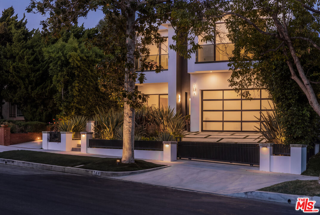 144 N Bowling Green Way