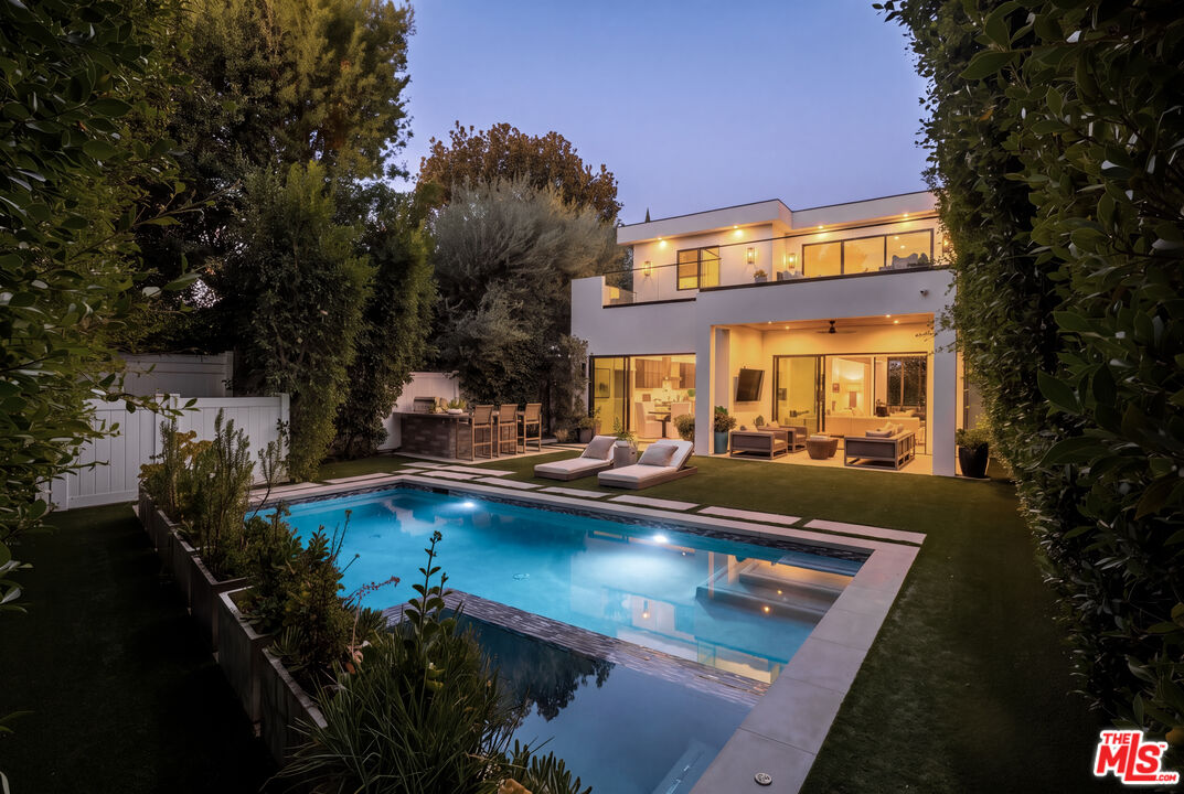144 N Bowling Green Way