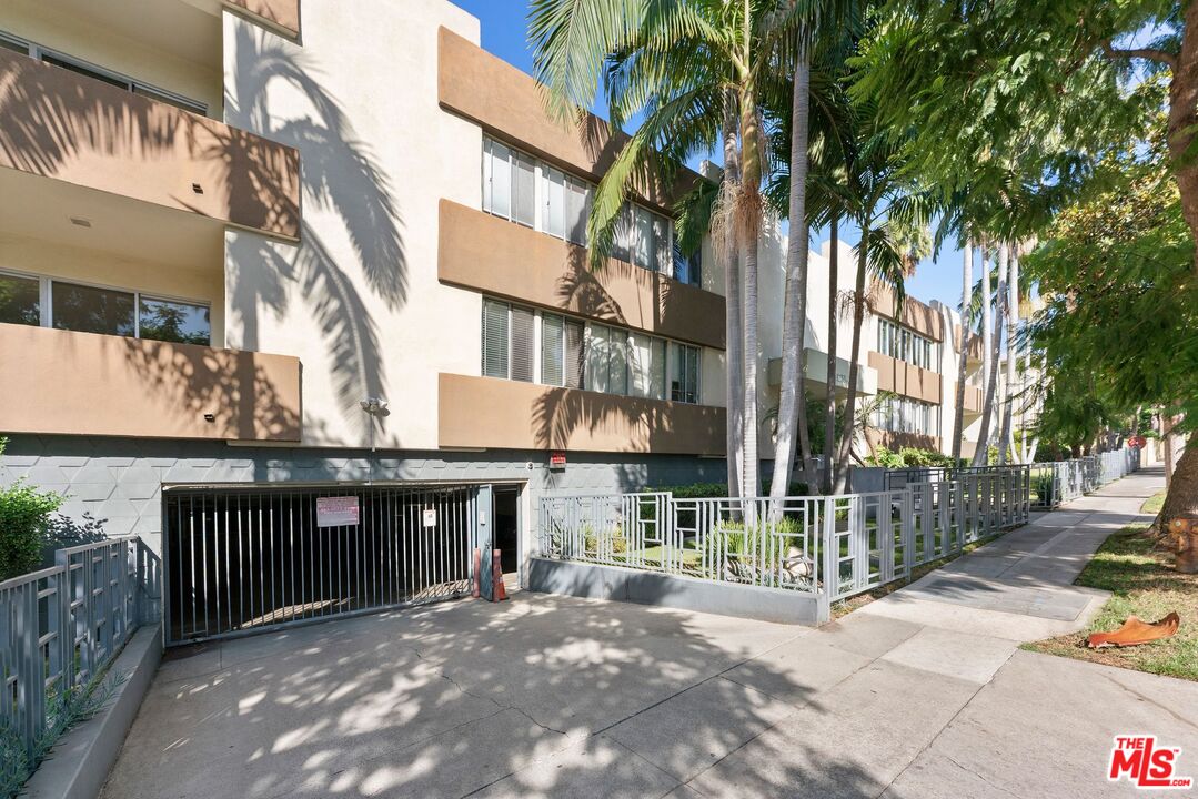 1233 N Laurel Ave Unit: 109