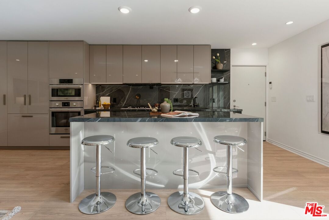 1233 N Laurel Ave Unit: 109