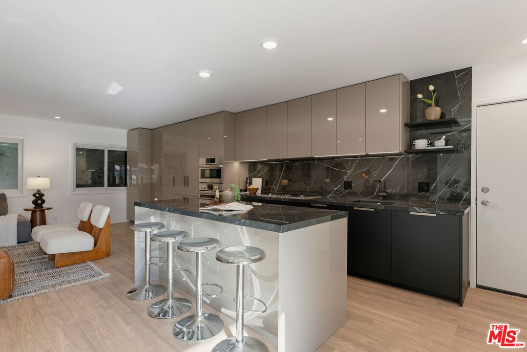 1233 N Laurel Ave Unit: 109