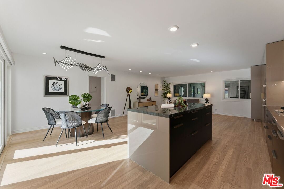 1233 N Laurel Ave Unit: 109