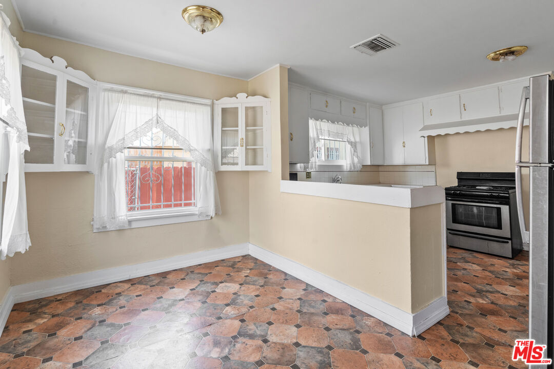 2059 W 78th St