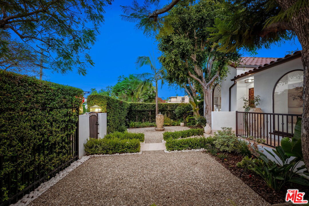 9000 Dorrington Ave