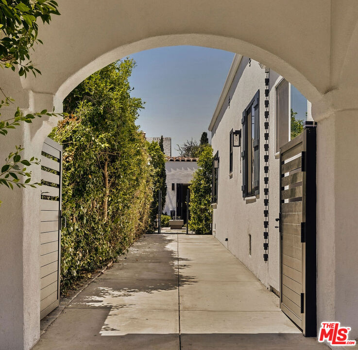 817 Masselin Ave