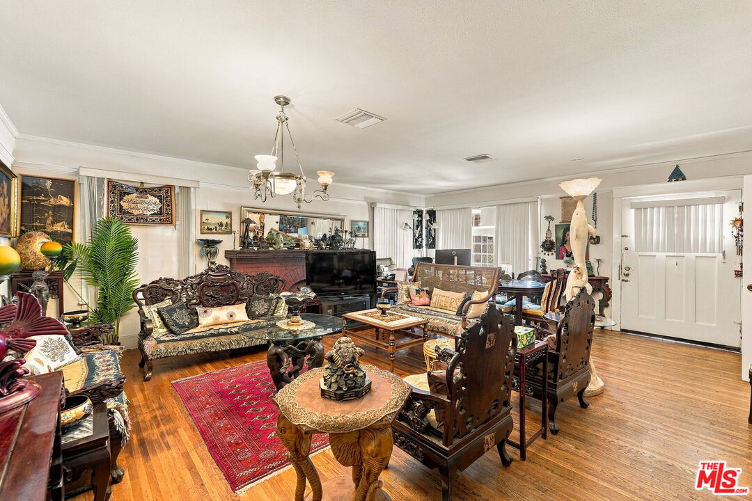 2428 N Beachwood Dr