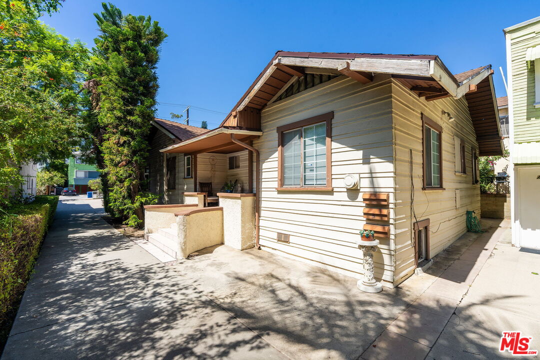 2428 N Beachwood Dr