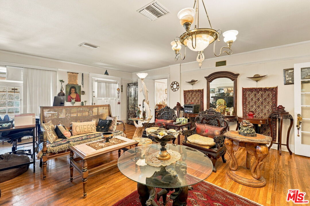 2428 N Beachwood Dr