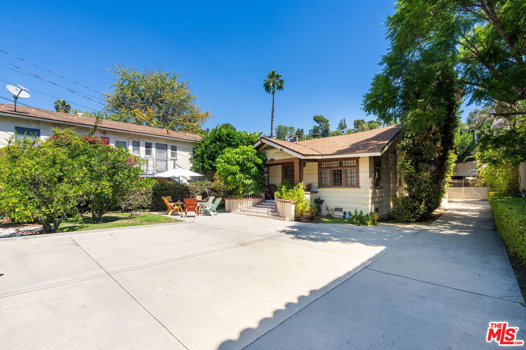 2428 N Beachwood Dr