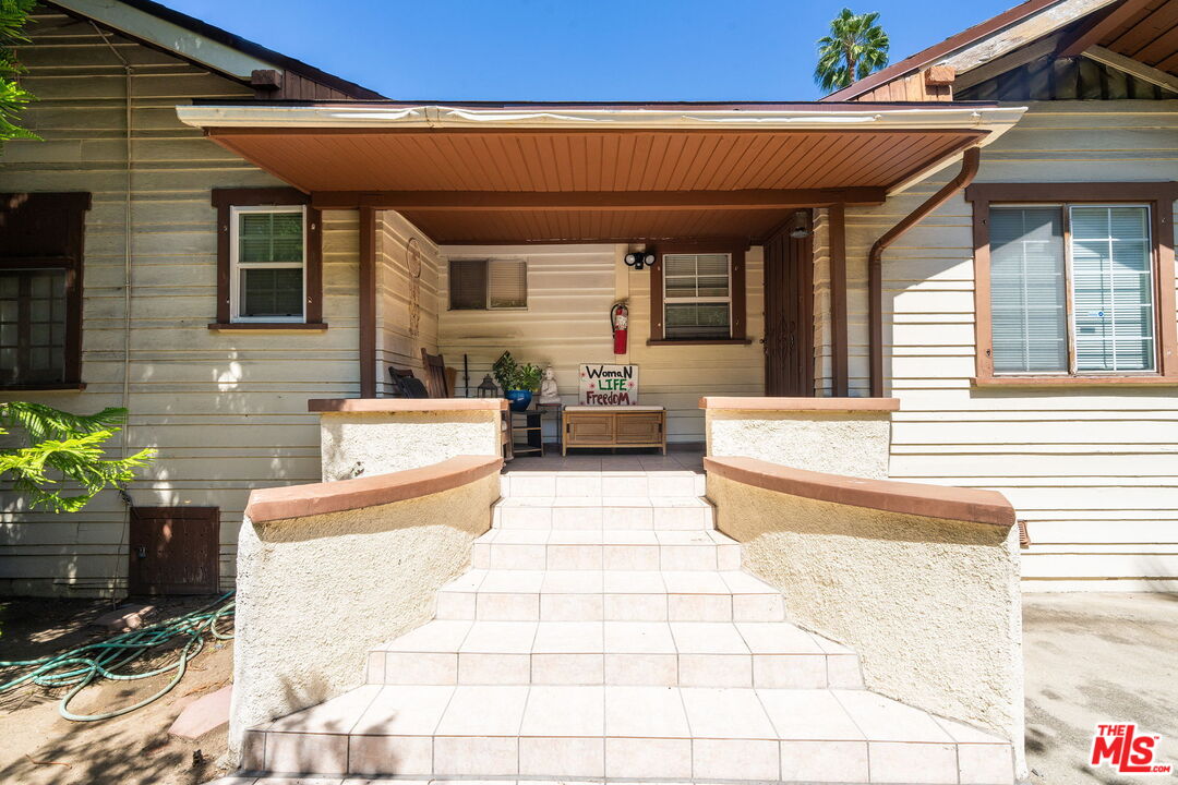 2428 N Beachwood Dr