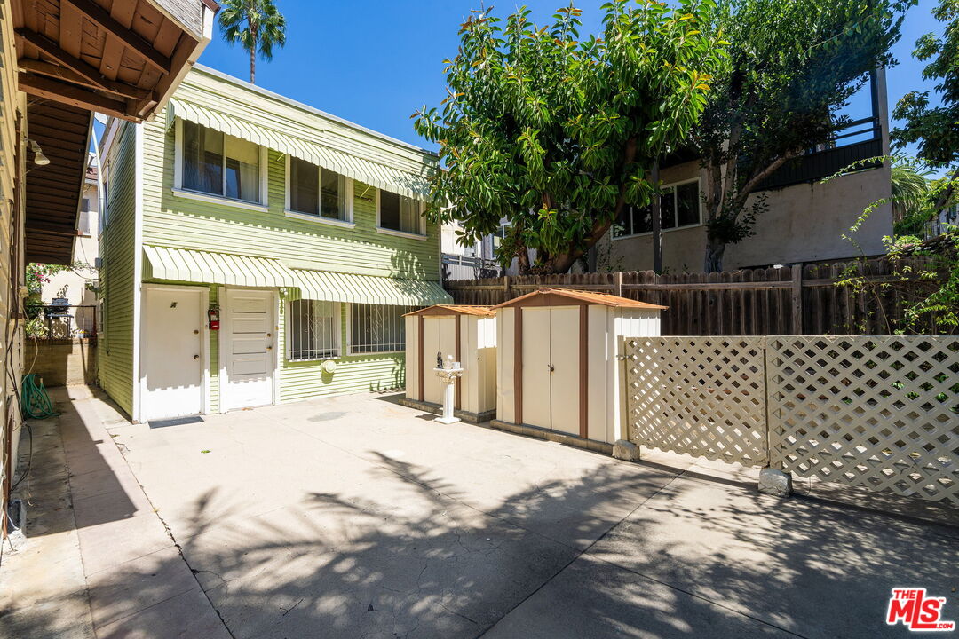 2428 N Beachwood Dr