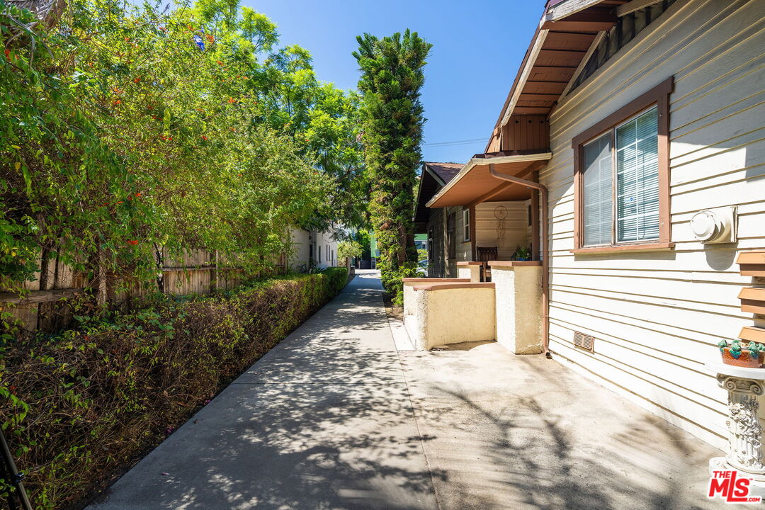 2428 N Beachwood Dr