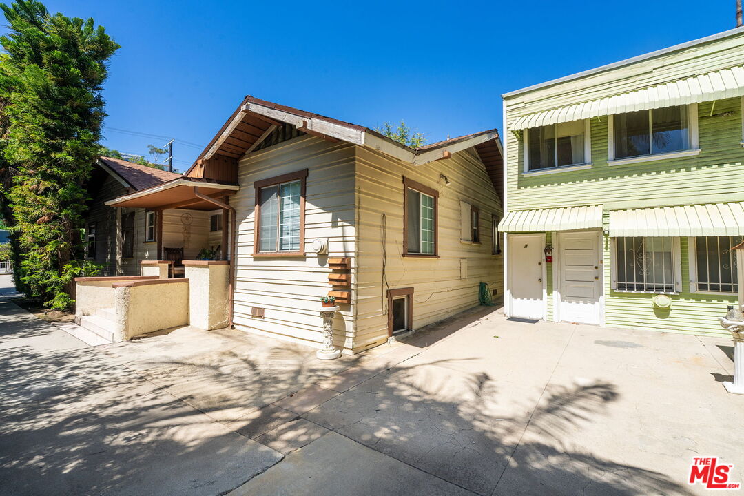 2428 N Beachwood Dr
