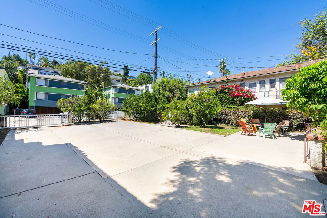 2428 N Beachwood Dr