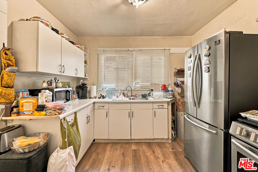 2428 N Beachwood Dr