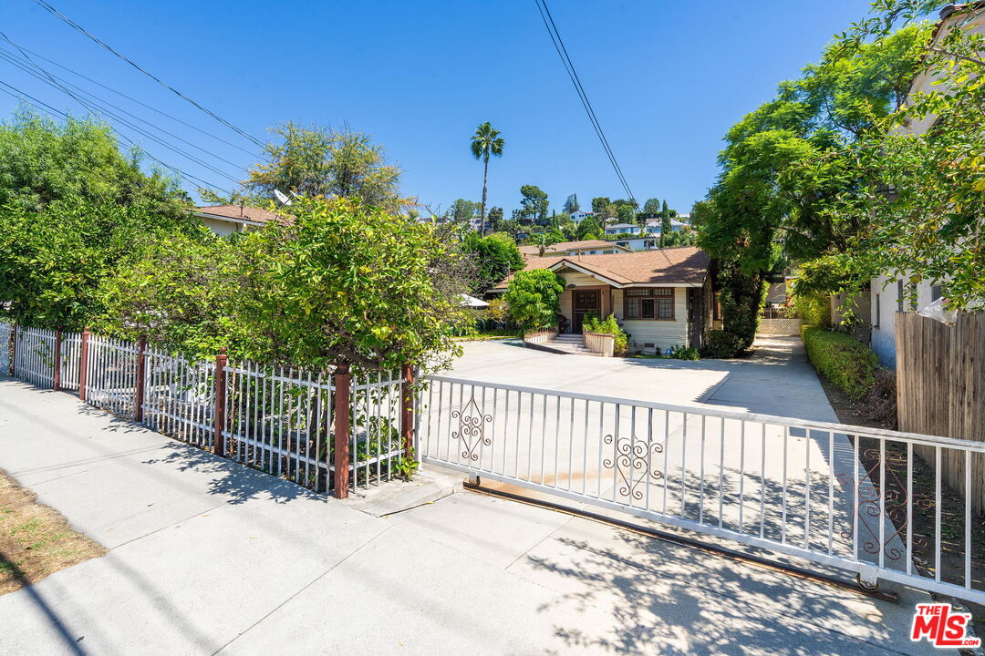 2428 N Beachwood Dr