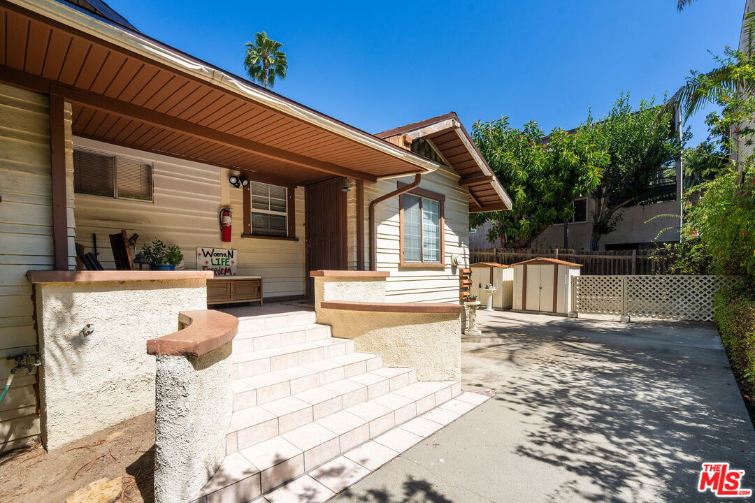 2428 N Beachwood Dr